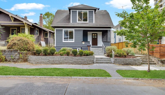 Entire Upgraded House 7BR/6BA w/AC Walk to Light Rail, Restaurants & Grocery