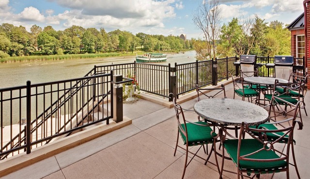 Equipped Suite with a Stunning Genesee River View Near the University of Rochester