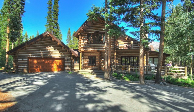 Experience luxury at Bear Lodge, a spacious 6-bedroom retreat in Breckenridge!