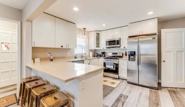 Experience Minneapolis; entire house, close to Downtown Uptown and UofM