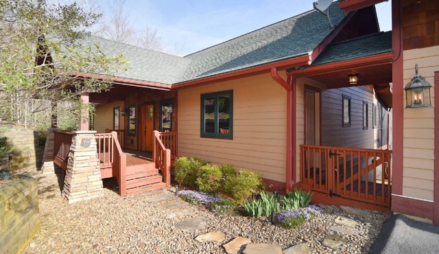 Explore 'Harmony Hill' w/Mountain Views, Chef's Kitchens, TV, & HOT TUB!♨️