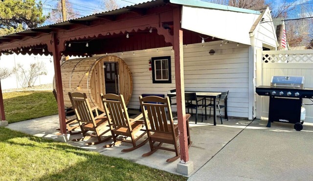 Family Home - 2 Full Kitchen, Sauna, Sleeps 12-14