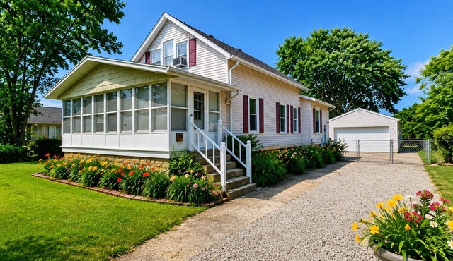 Family sized home 3 Minutes to the Jet Express and 30 minutes from Cedar Point!