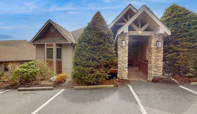 Fantastic condo with large deck, fireplace, stunning Grandfather Mountain vistas
