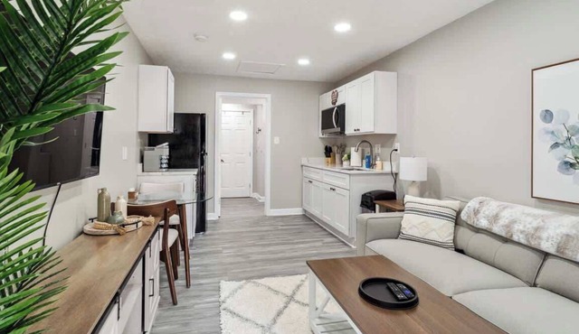 Farmhouse 1BD 1BA, Central Loc!