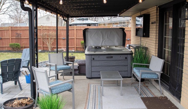 Fire Pit, Private Hot Tub + Workspace - Sleeps 7