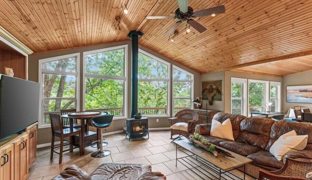 Four Bedroom Home with War Eagle River View and Access