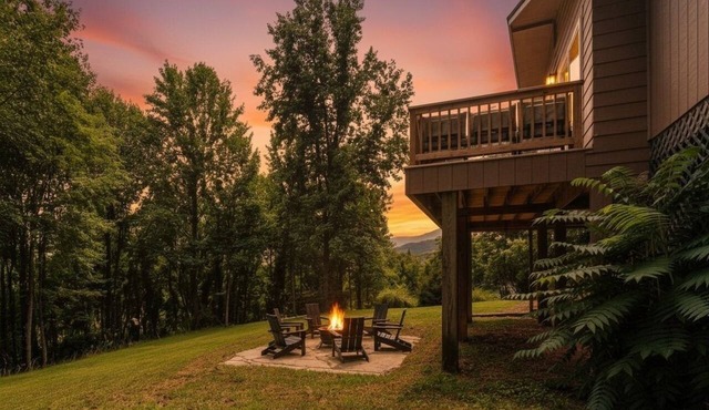 Fox Hill: Hot Tub, Views, Pet Friendly!