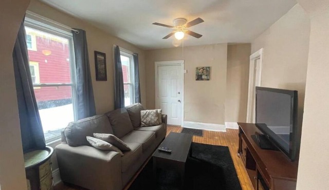 (G2) Large 2 bdrm unit close to downtown Syracuse.