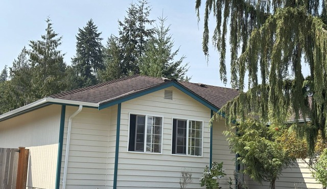 Garden Sanctuary, Mid-term, Peaceful Lake-town Home