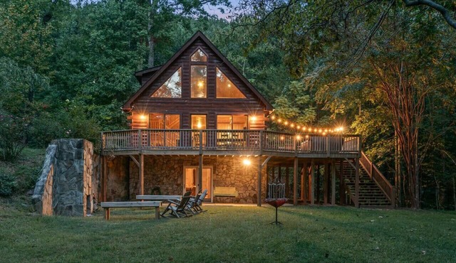 Gated Community Log Cabin 45 minutes to Asheville Hot Tub and Outdoor Fireplace