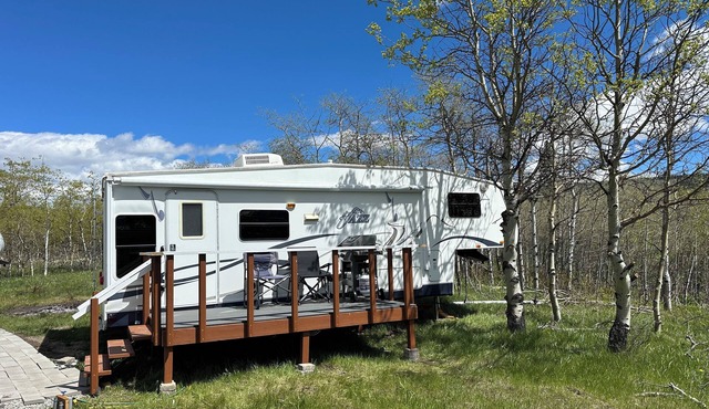 Glacier Borealis - Cozy Glamping Trailer Home Overlooking Glacier National Park