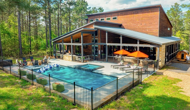 Golf Simulator, Pool, Hot Tub, Sauna, Gym, Playground, Theater- Sleeps up to 30 in Broken Bow