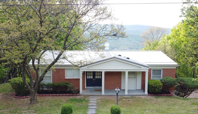 Gorgeous, fully renovated 3-bedroom house with AC in tranquil La Vale