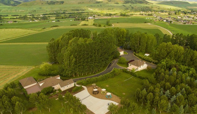 Gorgeous Location, Many Outdoor Activities, Sleeps 49 in Beds + Camping