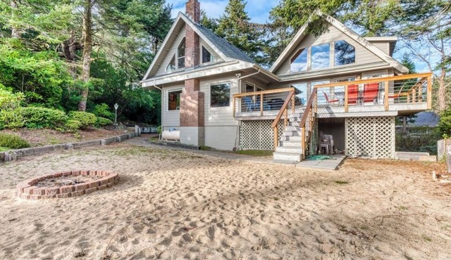 Gorgeous riverfront house with entertainment - near Bay Street and the beach in Florence