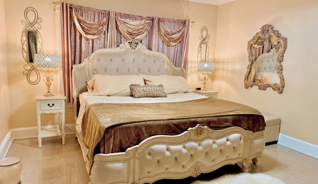 Gorgeous, Stylish, Spacious Duplex with Regal Vibes NO CLEANING FEE