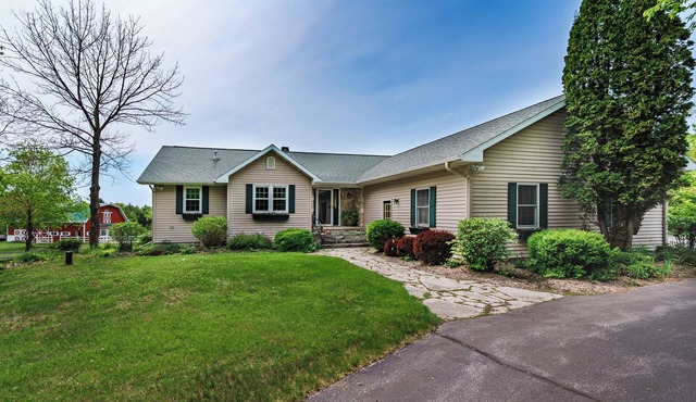 Great location! 5 BR 3 BA between Fish Creek and Ephraim, WI