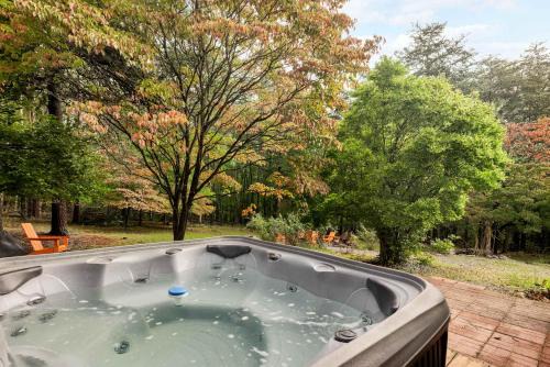 Group-friendly cabin w hot tub & deck