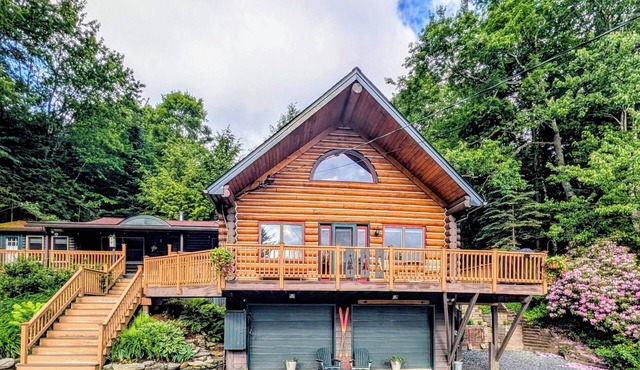 Handcrafted Log Cabin Walk to Lake Private Backyard w/Fire Pit Sleeps 8