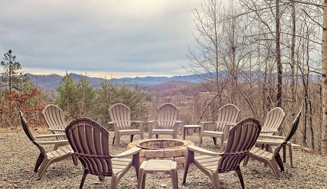 Hidden Escape Chalet by Chatuge Home Concierge | Lake & Mountain Views · Hot Tub · Firepit