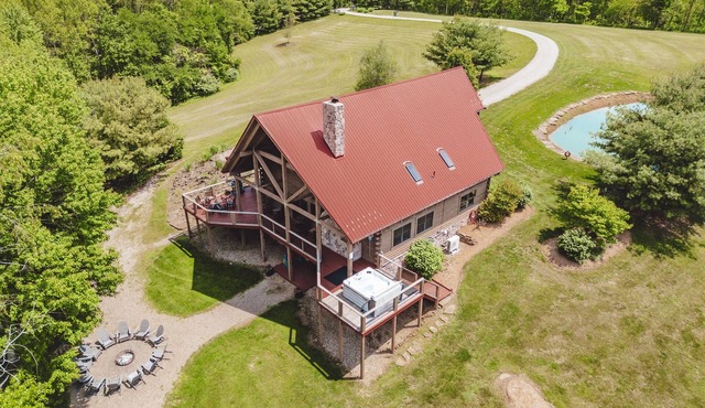 High Meadows Secluded Luxury Lodge, 20+ Acres, Hot Tub, Private Trails, Wifi