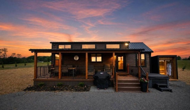 Hilltop Haven, hot tub- sauna - campfire area