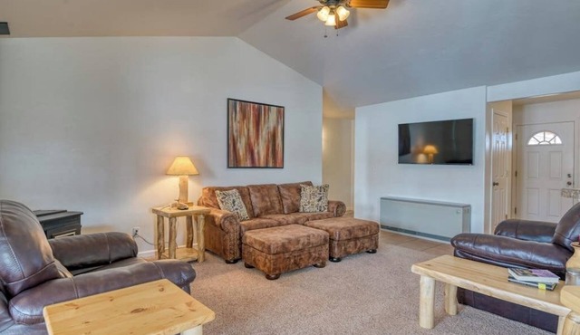 Hilltop Home w/Great Mountain Views, Back Porch, WiFi, W/D & Attached Garage