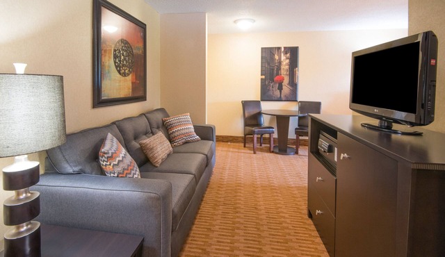 Holiday Inn Express & Suites Sharon-Hermitage by IHG