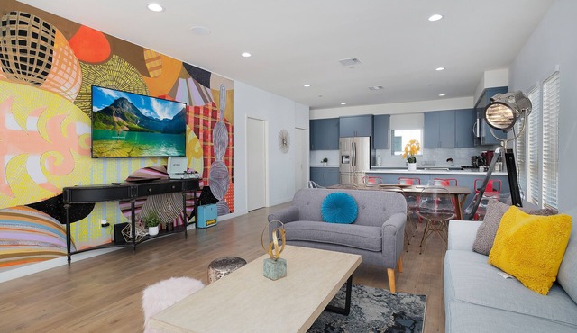 ✩★ HOLLYWOOD 3B/3.5B ✩ SPACIOUS AMAZING NEW BUILDING ✩ HOT TUB! ✩ 2 CAR GARAGE
