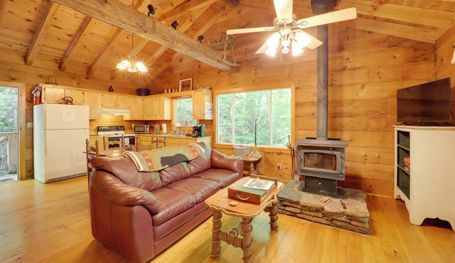 Hot Tub & Trail Access: 92-Acre Retreat in Marion!