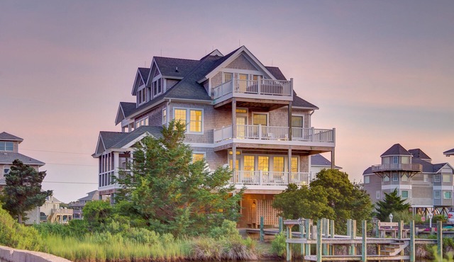 Huge, canal-front home w/private hot tub, WiFi, central AC, washer & dryer, dock