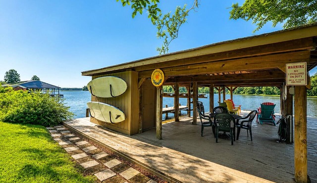 Huge lakefront home with A/C, sunroom, boat ramp, WIFI,game room, deck, & kayaks
