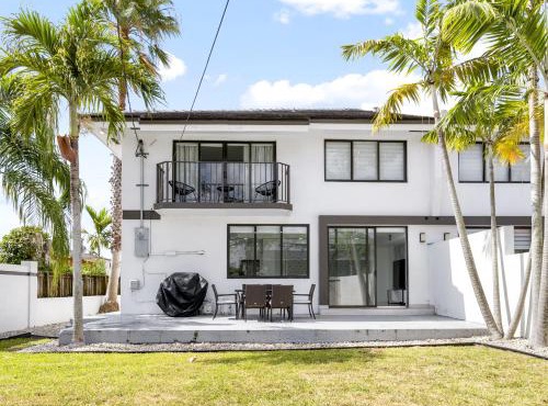 July Special! 4BR - Private Yard, Grill, Soaking Tub, Near Coral Gables & MIA Airport