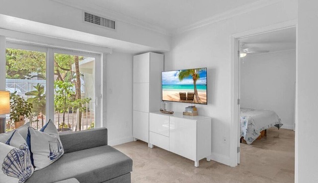 Key Biscayne Gem — Steps to Beach, Pool Views, King Bed, Parking in Key Biscayne