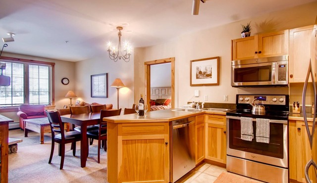 Keystone 2 bed 2 bath in River Run Village - walk to ski lifts.