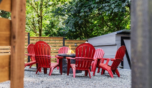 King Bed Firepit Creekside Pets OK Parking Near I-5 & UW & EV charger