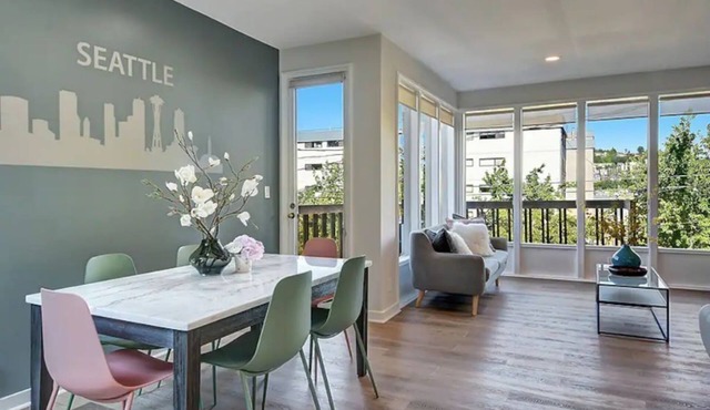 Lake Union Waterfront 2BR Private Deck Sleeps 6