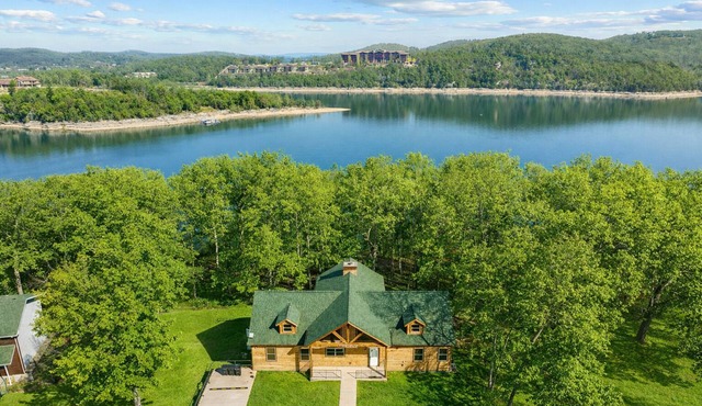 Lakefront 6BR Lodge Sleeps 20 Hot Tub 4 Miles to Thunder Ridge