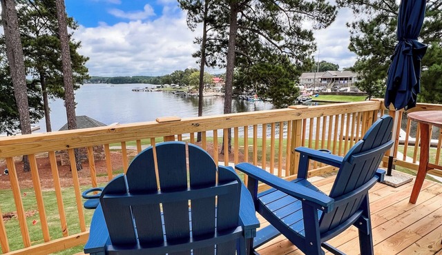 Lakefront, Dock, Kayaks, Paddleboards, Pool,Hot tub and access to boat rentals!