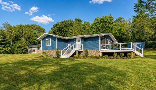 Lakefront, dog-friendly home with dock, paddleboards & firepit