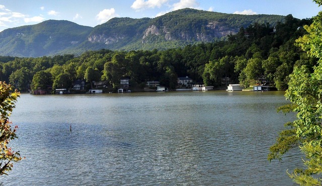 Lakefront-Private Cozy Cottage with Beautiful Views Directly on Lake Lure!