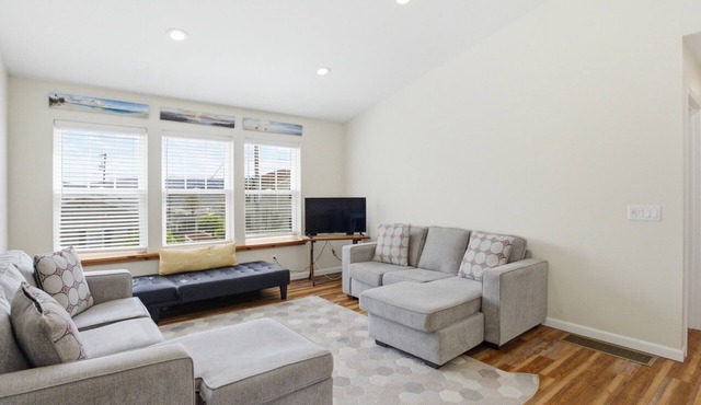 Lakeside 2 bdrm Apartment steps from lake. Private Beach and Park