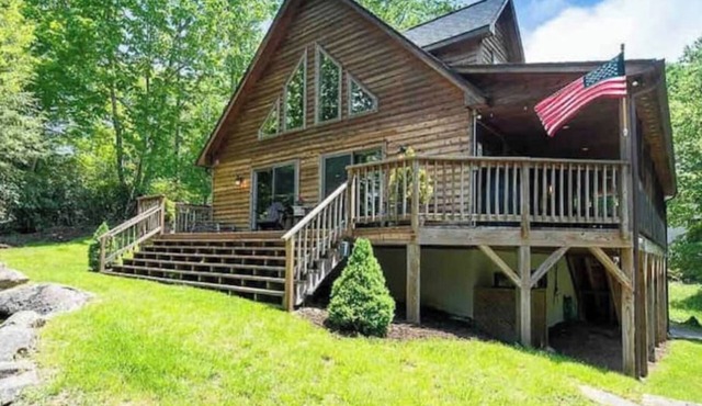 Lakeside w/hot tub, porch, pool table, fireplace, 2 king suites 1mile to resort