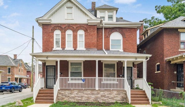 Large Cozy,Chic Comfortable 3 BR in a two Story townhouse, WiFi, TVs, work desks