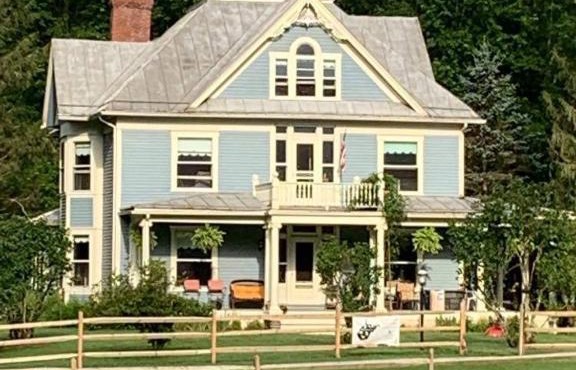 Laurel River Club Bed & Breakfast or LRCBNB