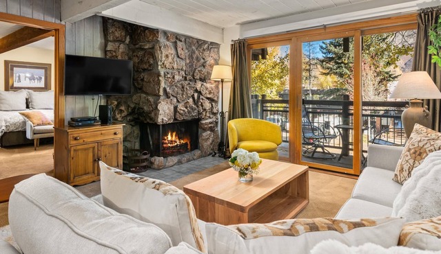 Lift One - Cozy second floor two bedroom with balcony