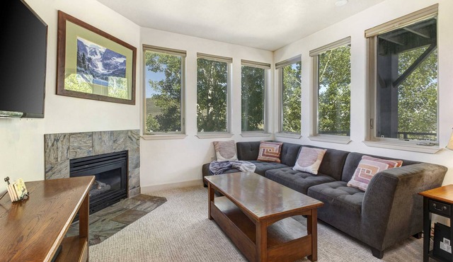 Light-filled condo with heated pool & hot tub, near shopping & skiing