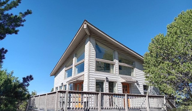 Light filled, Open Concept Loft in Crestone Pet Friendly