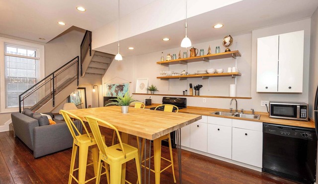 Loft Life Pendleton 2 – Chic Downtown Condo for 4!